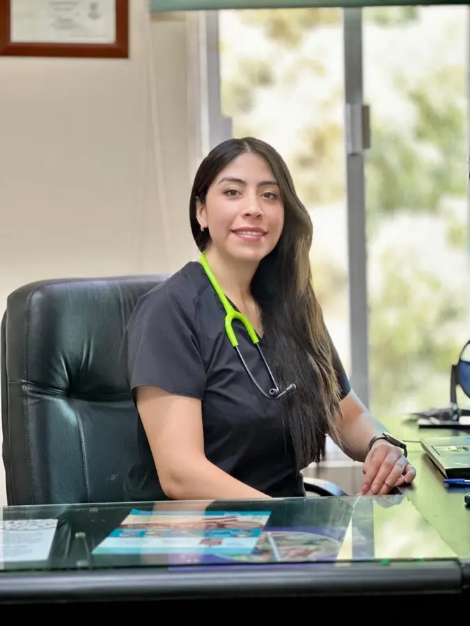 Dra. Ana Laura Paz García en su consultorio