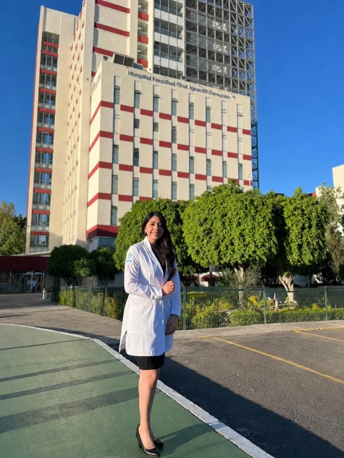 La Dra. Ana Laura Paz García frente al Hospital General Ignacio Zaragoza